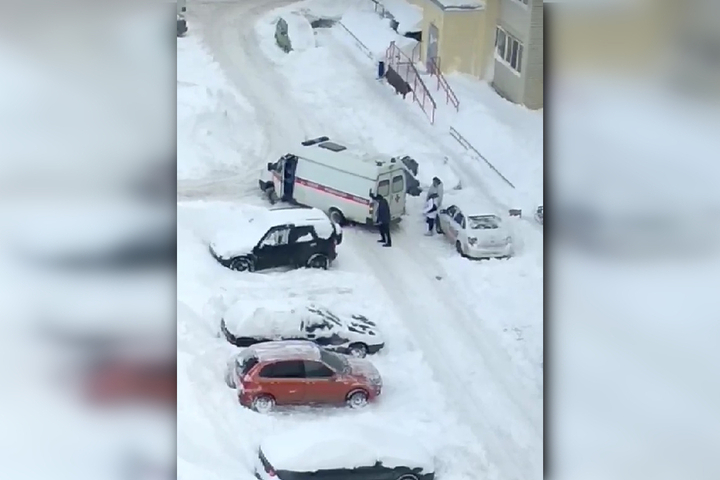 Последствия снегопадов. Во дворе на Романтиков застрял очередной автомобиль «скорой помощи»