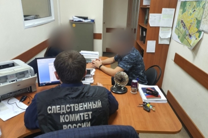 Бывший инспектор тюрьмы Балашова, который отдал за взятку заключённому смарт-часы и хотел за деньги пронести телефоны, получил условный срок