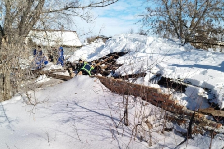 ЧП в Вольском районе: женщина хотела разобрать дом на дрова, но тот рухнул, и она погибла под завалами