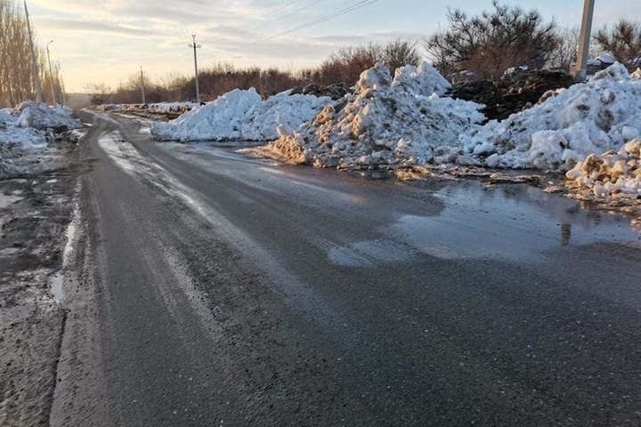 «Снег стали выгружать прямо на дорогу»: горожане пожаловались на свалку в поселке Лесопильный