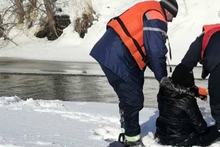 В Аткарске у детского пляжа под лед провалилась 12-летняя девочка