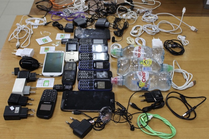 Заключённым колонии попытались передать наркотики и восемь свёртков с телефонами, сим-картами и кабелями USB
