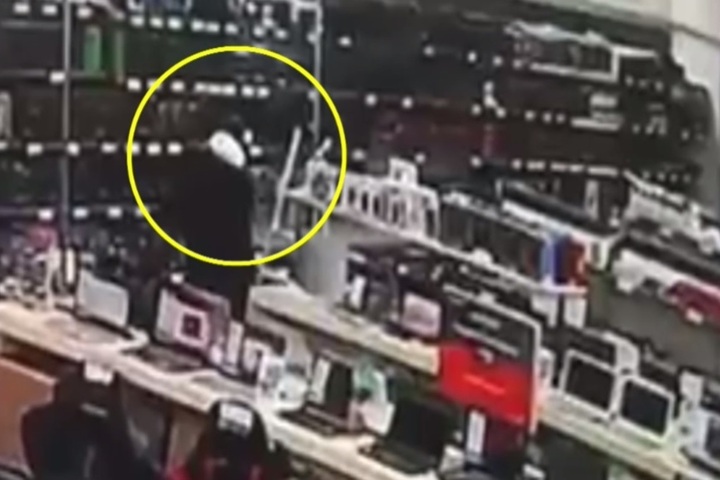 Молодой человек украл ноутбук из магазина и успел сдать в ломбард до задержания (видео)
