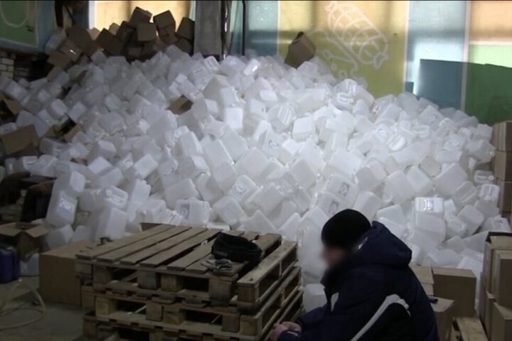 Полицейские накрыли склад в Ленинском районе с тысячами бутылок водки и коньяка