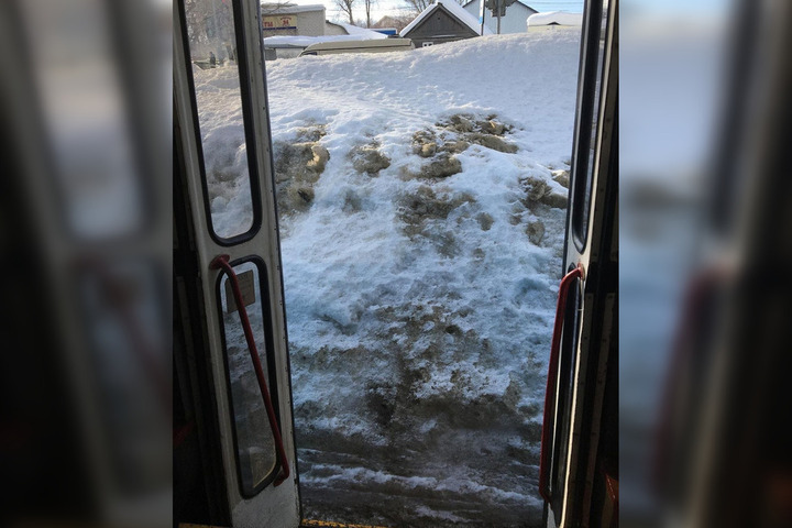 «Это издевательство»: горожане пожаловались на трамвайные остановки с «ледяными буграми»