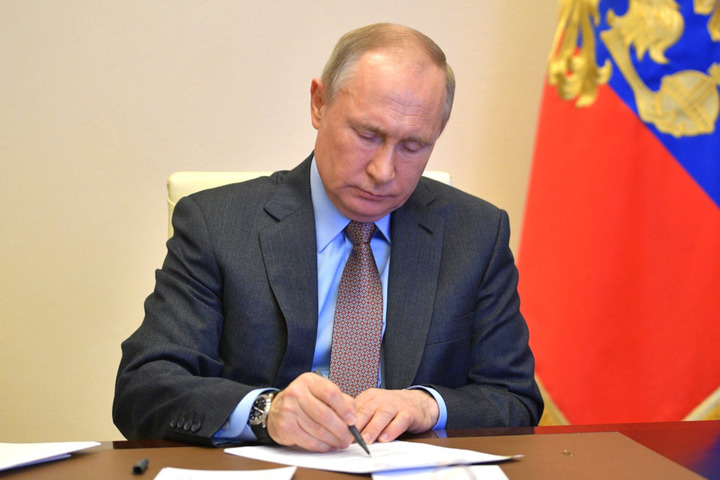 Приватизация участков около водоемов, новые штрафы и прочее: Владимир Путин подписал 10 новых законов