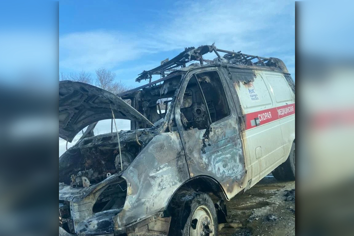 На трассе в Саратовской области полностью сгорела машина «скорой помощи» (видео)