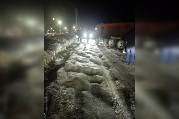 «КамАЗы» тоже не всемогущие»: в Саратове на дороге застрял грузовик, который вывозил снег