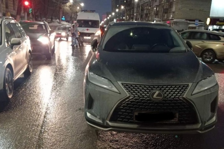 На улице Чернышевского Lexus столкнулся с автомобилем «скорой помощи»: есть пострадавший