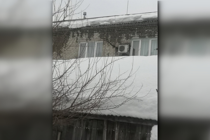 «Снег начал сходить и обламывать шифер»: жители Вольска рассказали, что в их доме из-за наступления тёплой погоды начала промокать стена