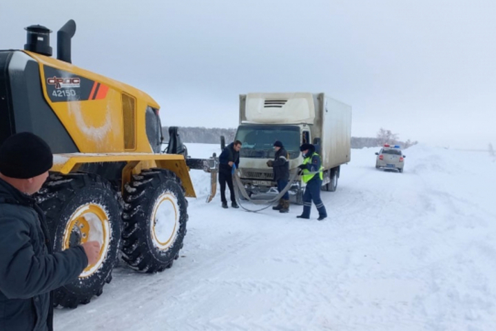 Саратовец попытался проехать по навигатору на грузовике и застрял в снегу в Оренбургской области