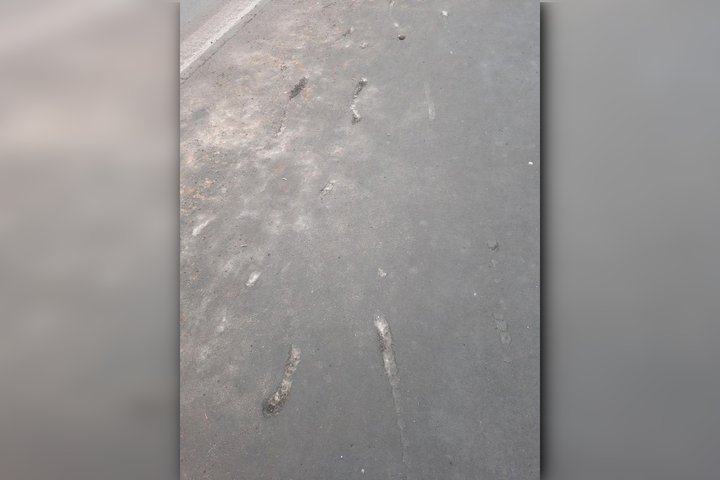 В Ленинском районе повредили асфальт при очистке тротуара: чиновники сообщили, что восстановят покрытие весной или летом