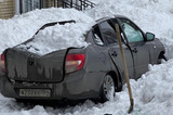 В Балаково рухнувший снег раздавил отечественную машину