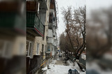 «Рухнула глыба льда, повредились держатели на крыше»: горожане опасаются, что им не расчистят снег во дворе на Астраханской