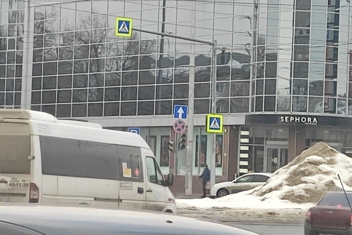 Автомобилистов и пешеходов предупредили, что на оживленном перекрестке Саратова не работает светофор