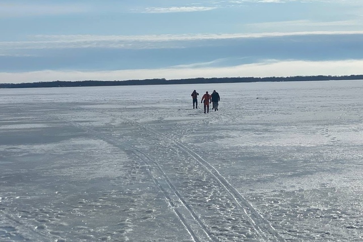 Спасатели прибыли на набережную, чтобы спасти человека, но увидели отдыхающего на льду мужчину