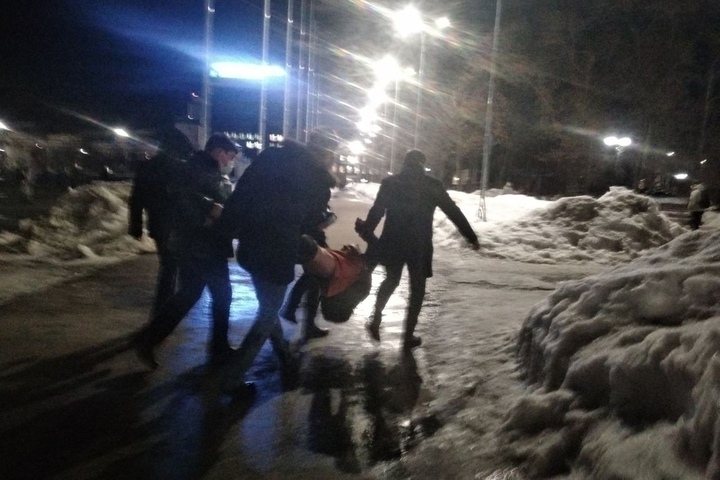 На Театральной площади Саратова люди в штатском и полицейские задержали около 30 человек