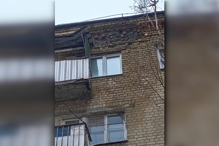 «Во дворе страшно ходить»: саратовец рассказал, что из четырёхэтажки в Кировском районе выпадают кирпичи