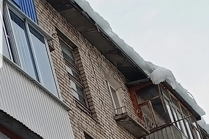 В Балаково на подростка с крыши пятиэтажки рухнула ледяная глыба