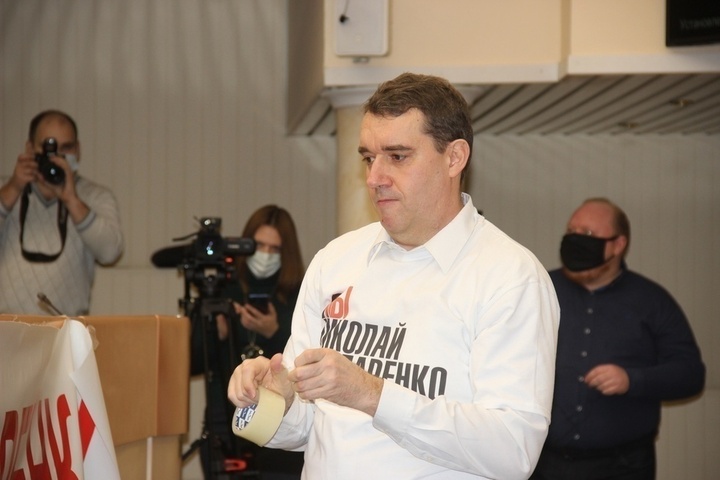 Коммуниста Бондаренко лишили мандата Саратовской областной думы. Анидалов вручил членам президиума туалетную бумагу и подгузник
