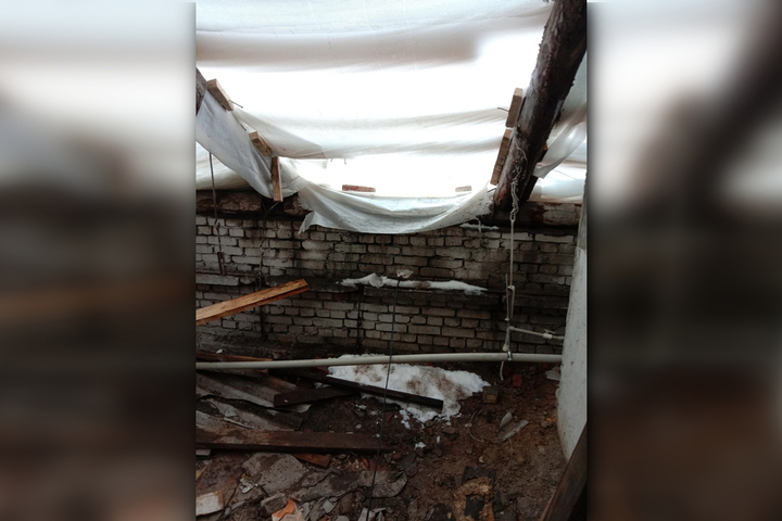 Жители дома в Ленинском районе рассказали о протекающей крыше. Там живёт 92-летняя летняя лежачая пенсионерка, у которой испортились дорогие лекарства