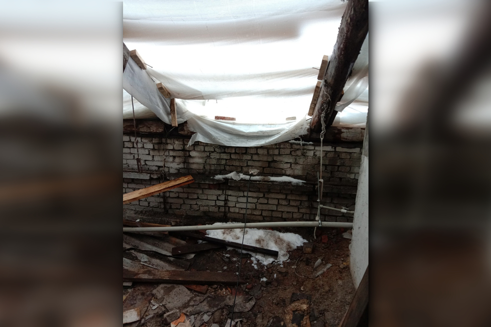 Жители трёхэтажки в Ленинском районе рассказали о протекающей крыше. В одной из квартир живёт 92-летняя летняя лежачая пенсионерка, у которой испортились дорогие лекарства