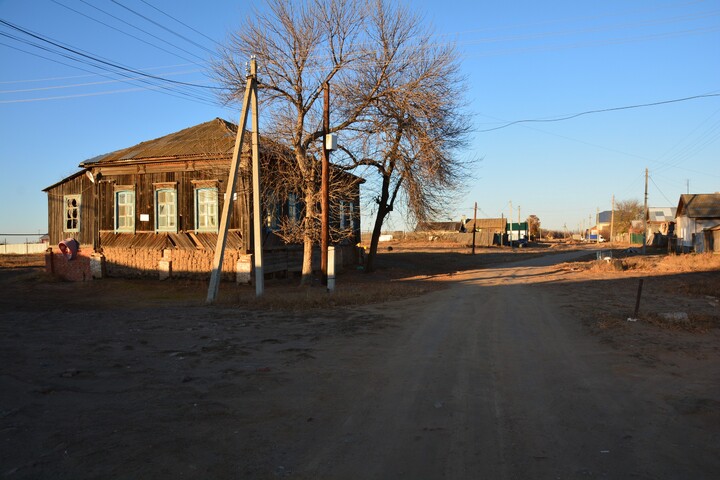 В Энгельсском районе на сельские дороги направили десятки миллионов рублей, в список дворов добавили четыре адреса