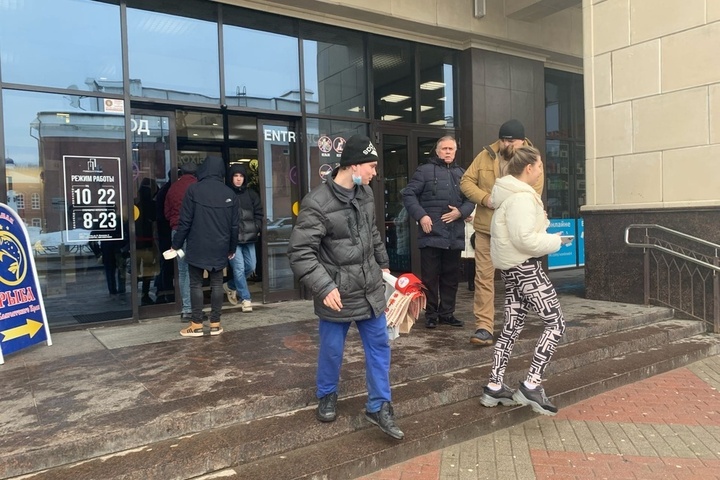 Очередная эвакуация. Из торгового центра Саратова выводят посетителей и работников