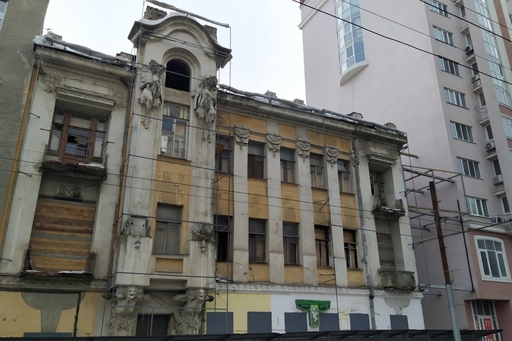 Из-за судебной тяжбы в Саратове раскрыли фасад дома с кариатидами