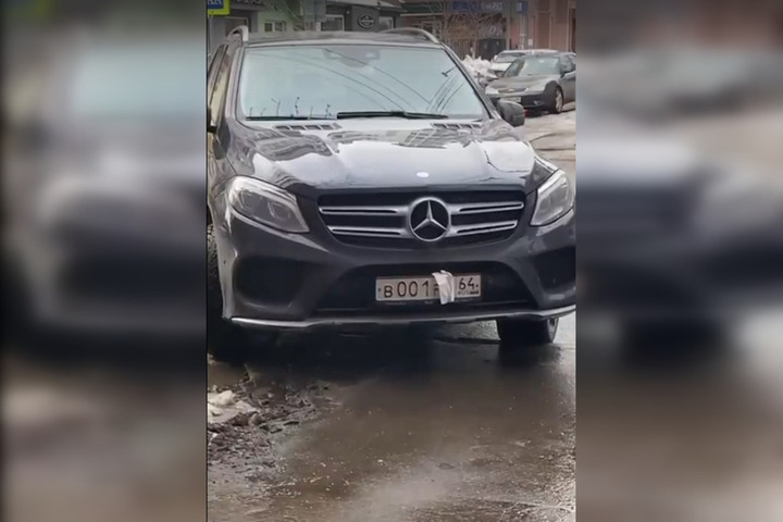 Пешеходы пожаловались на водителя Mercedes, который припарковался и перекрыл полосу движения в центре города
