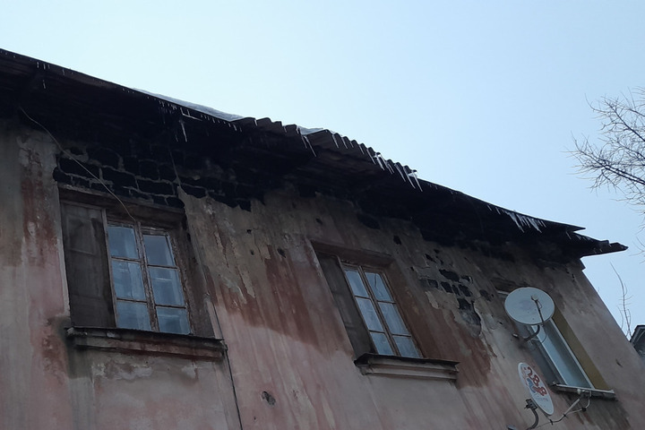 «Люди ходят по дороге, с крыши летит шифер»: горожане возмутились из-за опасной территории в Заводском районе