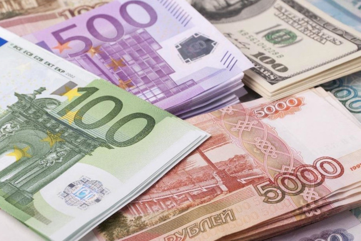 Центробанк установил рекордно высокий курс доллара и ввел комиссию в 30%, которую россияне должны платить при покупке валюты
