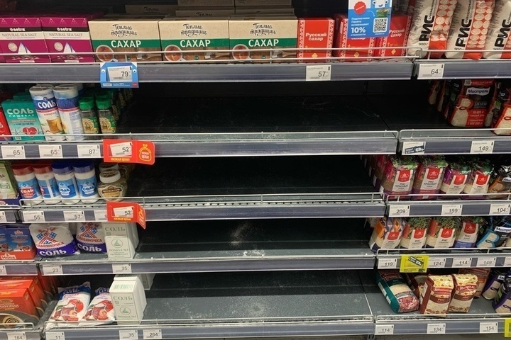 С полок продуктовых магазинов Саратова начали пропадать бюджетные сахар и гречка