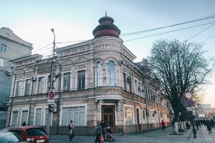 «Боюсь, что через год купол развалится»: общественники переживают за кровлю дома на проспекте Кирова