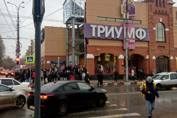 В Саратове вновь эвакуировали торговый центр «Триумф Молл»