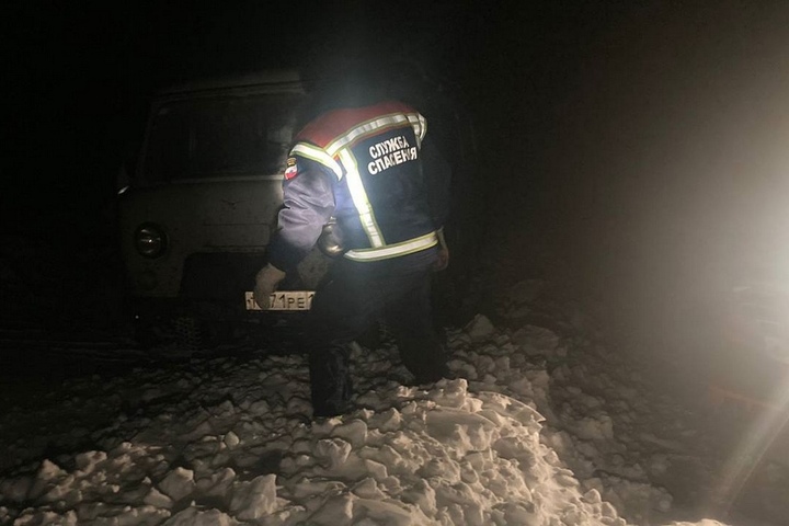 Метель в Саратовской области. Ночью спасатели эвакуировали застрявшую в снегу семью с маленькими детьми и мужчину с подозрением на инфаркт