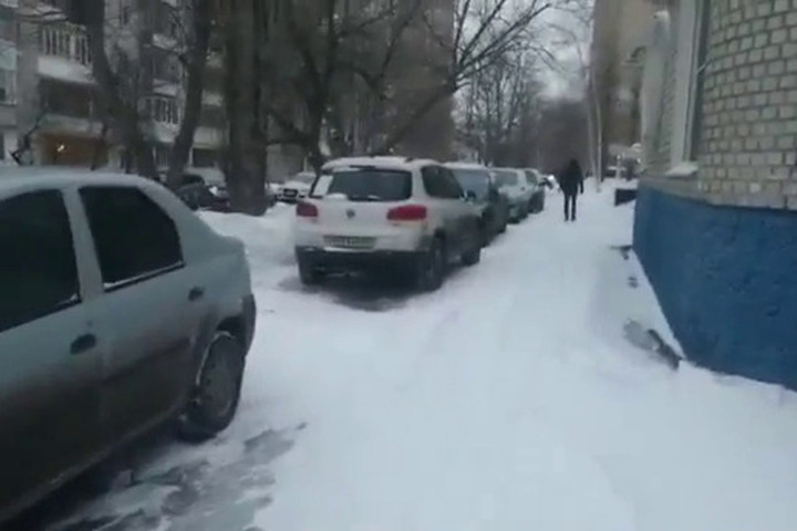 «Всё заставлено»: жители Новоузенской запечатлели на видео автохамов, которые превратили тротуар в парковку