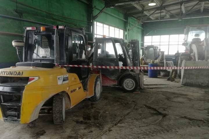 На складе минеральных удобрений в Балаковском районе насмерть придавило водителя погрузчика: возбуждено уголовное дело