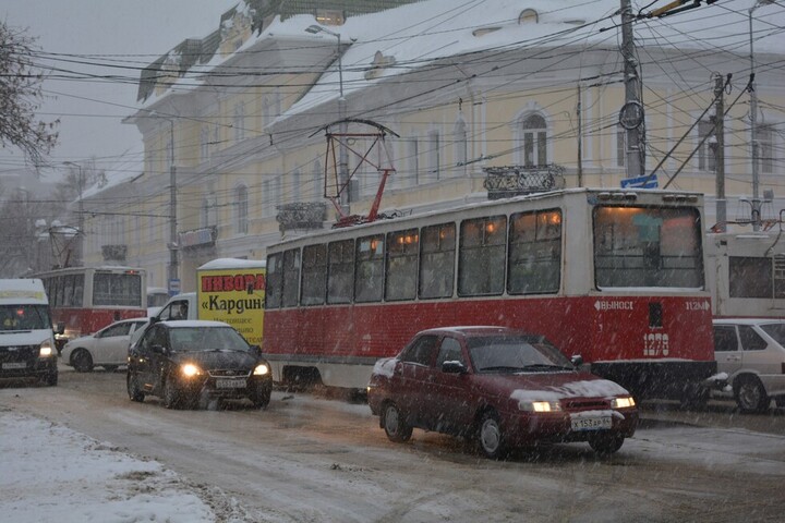 Саратовцы жалуются, что в вечерний час пик трамваи уходят с маршрутов в депо: объяснения чиновников мэрии