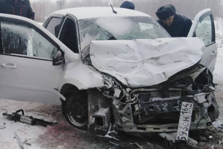 После столкновения двух отечественных авто «скорая» увезла двух женщин-водителей и несовершеннолетнего пассажира