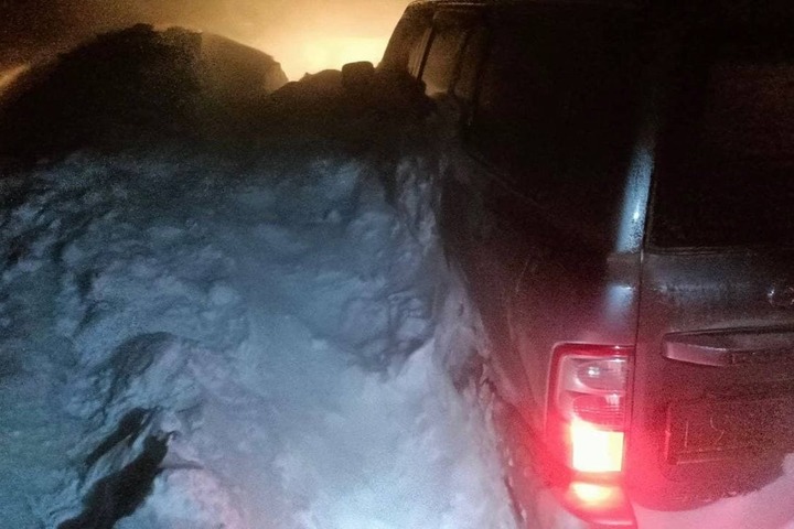 Метель. Из снежных заносов эвакуировали 16 детей, жителей региона призвали не выезжать на перекрытые трассы
