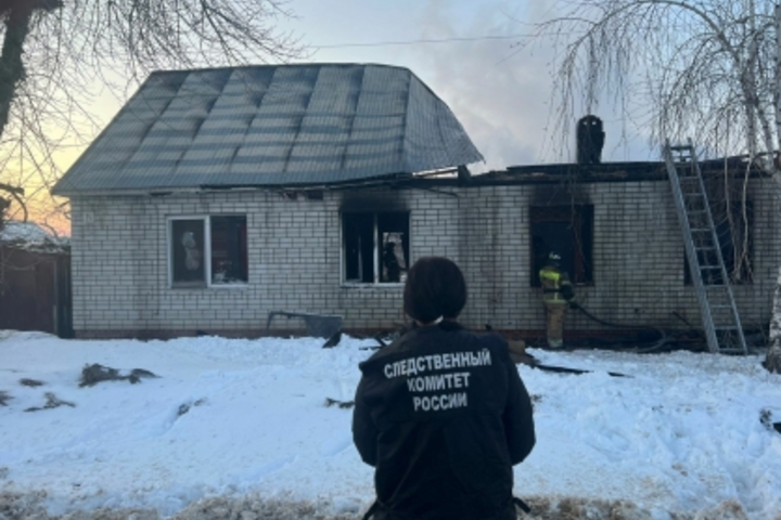 На пожаре в Энгельсе погибла 73-летняя пенсионерка: возгорание дома увидел её сын