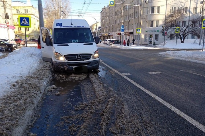 На Московской напротив главного корпуса СГУ под колеса маршрутки попал мужчина