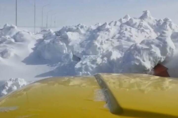 В Саратовской области всё ещё пробивают заметенные снегом дороги к сёлам