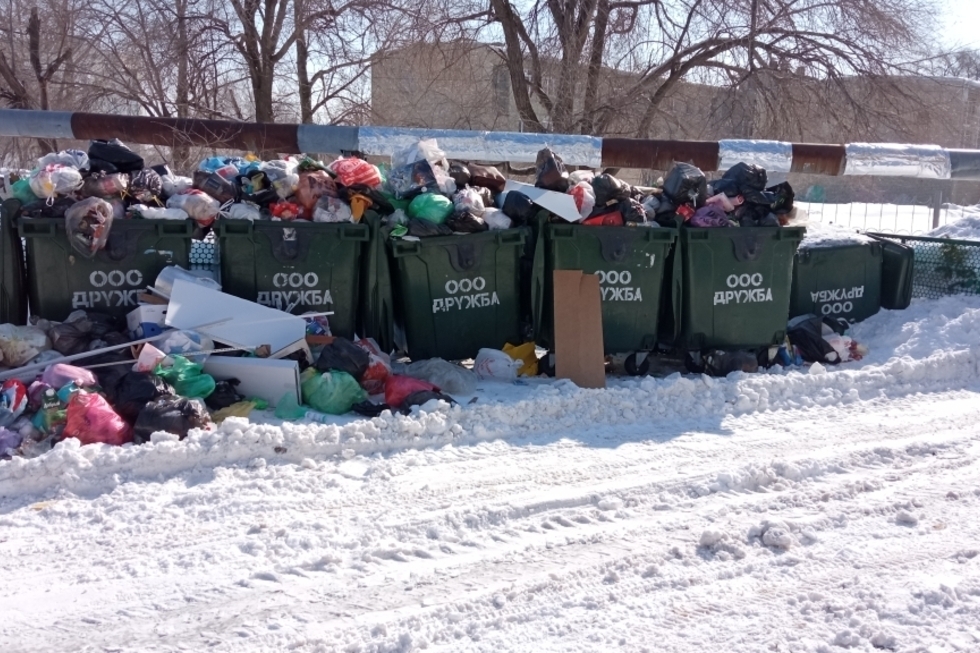 Горожанку возмутили переполненные контейнеры с мусором рядом с детской площадкой