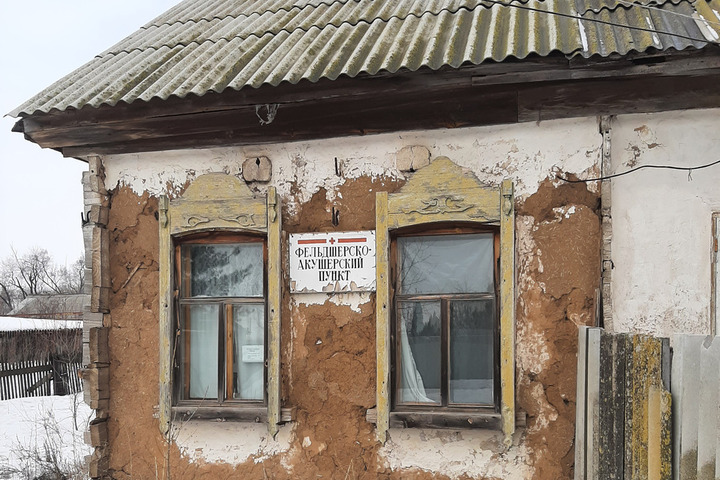 Областное правительство решило продать здание ФАПа в Энгельсском районе (внутри оно выглядит ещё более-менее нормально)