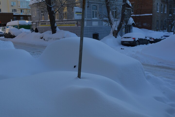 Из-за уборки снега запретят парковаться еще на двух улицах. Ночью эвакуировали 15 машин нарушителей