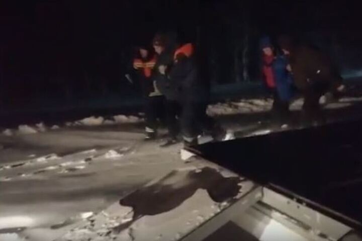 Спасатели рассказали, как эвакуировали из снежных заносов на аэролодке женщину на 40-й неделе беременности