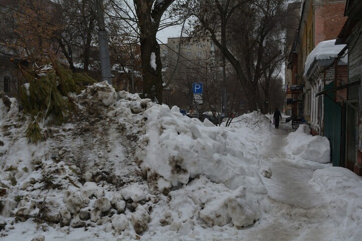 Прокуратура нашли виновных в плохой уборке снега и наледи на саратовских улицах: одного из них оштрафовали на 20 тысяч рублей