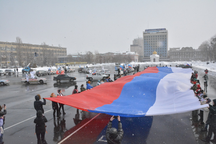 На главной площади Саратова автомобилисты выстроились в поддержку Вооружённых Сил РФ